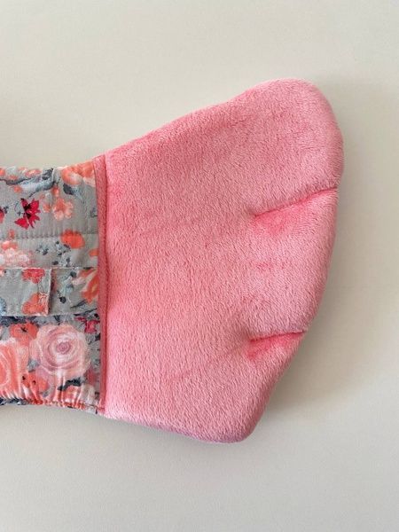 Подушка в коляску "Крылья Ангела" Decoza Moms "Розы на сером и коралловый плюш" (Pillow-S4330-Pl04)
