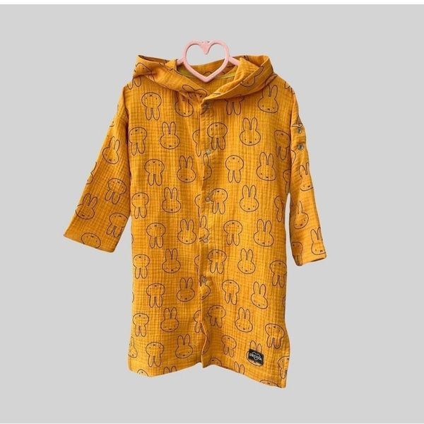 Муслиновый детский халатик на кнопках "Зайки на горчичном" Decoza Moms (XL128146-ms011) 128-146